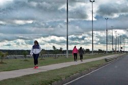 Frío persistirá en el país y no se descartan escarchas para el martes, según el pronóstico.