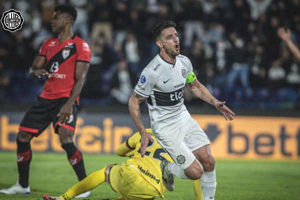 Alejando Silva coronando una magnifica noche festejando el segundo gol