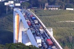 Transportistas de CDE anuncian CIERRE del Puente de la Amistad, en PROTESTA contra MEDIDAS ANTICONTRABANDO en el Brasil