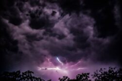 Lluvias y tormentas comienzan a extenderse por el país, pero el ambiente cálido se mantendrá.