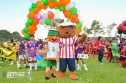 Bettina Aguilera sigue USANDO niños paras hacer PROPAGANDA y les da REGALITOS