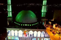 Mezquitas ISLAMICAS se iluminan de VERDE por el RAMADAN
