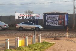 PEQUEÑO grupo de manifestantes piden LIBERTAD del SENADOR electo MBURURU