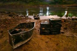 Incautan CANOA con cajas de cigarrillos producidos por TABESA a orillas del río PARANA