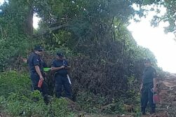 POLICIAS protegen construcción de MURALLA en reserva natural de la ANDE