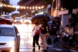 Lluvias y tormentas persistirán en el norte y este del país, mientras mejora el tiempo en otras zonas.