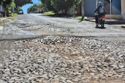 Intendente de CDE “REGALA” G. 400 millones, DINERO del PUEBLO, pero no tiene PLATA para REPARAR una calle DESTROZADA