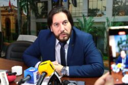 Senador RUBEN VELAZQUEZ es PLANILLERO en la Universidad Nacional del Este (UNE).