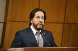 Exigirán que el senador Rubén Velázquez DEVUELVA dinero COBRADO ilegalmente en la UNE.