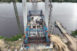 Puente de la Bioceánica sobre el río Paraguay, financiado por ITAIPU, registra un avance del 76%.
