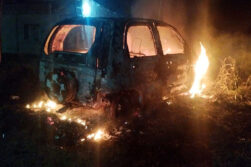 Incendio consume por completo un vehículo en Juan E. O’Leary.