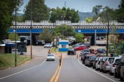 Trabajadores del sector TURÍSTICO de Puerto Iguazú exigen AGILIZAR el paso fronterizo entre ARGENTINA y BRASIL.