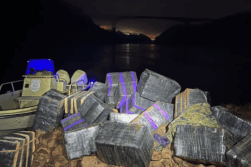 Incautan 1.600 kilos de MARIHUANA a orillas del río Paraná en el BRASIL.