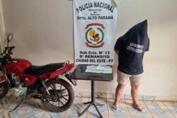 Policía detuvo a un hombre y lo ACUSAN por SOBORNO, TRÁFICO DE DROGAS, y EXPOSICIÓN AL PELIGRO en el TRÁNSITO TERRESTRE.