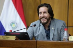 SENADOR Rubén Velázquez sigue siendo PLANILLERO en la UNE donde lo PROTEGEN.