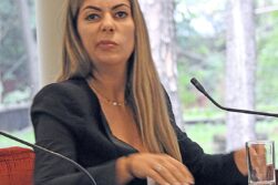 Quitaran cartel ILEGAL con propaganda política de concejal RASTRERA, Valeria Romero