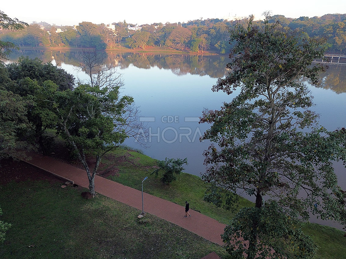 Lago de la República, Ciudad del Este, Alto Paraná, Paraguay.