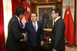 Gobernador y su hermano intendente de Santa Rita ABANDONAN sus TRABAJOS para ir a SALAMEAR a HC.