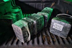 En dos procedimientos en la ORILLA del río Paraná, en BRASIL, hallan 145 kilos de MARIHUANA llevada desde PARAGUAY