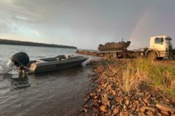 Incautan embarcación de 7 METROS repleta de CAJAS de CIGARRILLOS en el lago de Itaipú