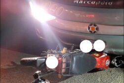 MOTO con CHAPA PARAGUAYA es “ATROPELLADO” por un colectivo en Foz, y hay DOS heridos graves