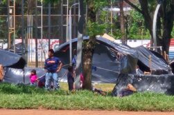 PAUPÉRRIMO campamento NATIVO en ABANDONADO parque municipal en Ciudad del Este