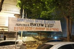 Ponen pasacalle llamando de “ESTAFADOR y LAVADOR de DINERO” al dueño de BKLYN, Santiago Ortiz Blasser.