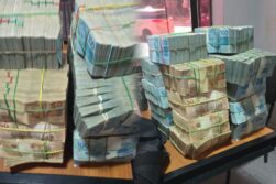 Aduaneros detienen a BRASILEÑO con 1,6 millones de REALES en efectivo en el Puente de la Amistad.