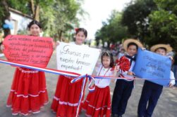 Usan a NIÑOS para RENDIR PLEITESÍA al CUESTIONADO gobernador Landy Torres.