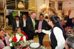 La PECULIAR campaña POLÍTICA “CHIC” de Roberto González Vaesken