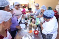 Reclusas de Juana María de Lara reciben sus certificados en panadería navideña