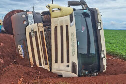 Vuelca carreta con 32 toneladas de soja en ruta de Minga Porã.