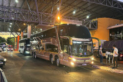 Ingresan ómnibus con simpatizantes del Atlético Mineiro rumbo a Asunción para la final de la Sudamericana