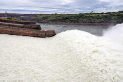 ITAIPU reabrió las compuertas del vertedero por segunda vez y cautivó a los visitantes