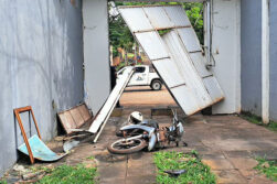 Motociclista termina en el patio de una casa tras chocar contra un portón en barrio Fátima.