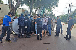 Roce de vehículos termina con vuelco de uno de ellos