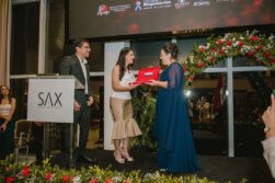 Gobernador ENSALZA evento PRIVADO y distribuye “DISTINCIONES” oficiales sin justificar.