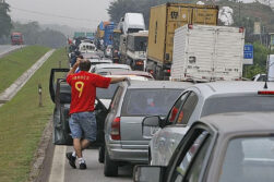 Advierten tránsito intenso y congestionamientos en rutas que van a las playas del Brasil para Año Nuevo.