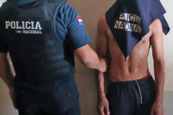 Madre llama a la policia para apresar a su hijo violento.