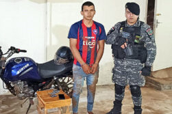 Persecución policial culmina con aprehensión de joven armado y con moto robada