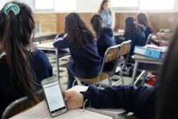 Presentan proyecto de ley que regula el uso de celulares en instituciones educativas.