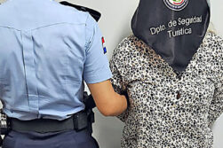 Chilena aprehendida por hurto de celular de alta gama en el Shopping del Este.