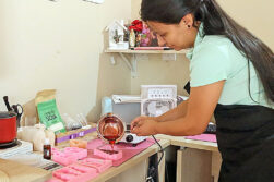Más de 50 emprendedores ofrecerán sus productos en la Villa Navideña 2025 de ITAIPU.