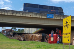 Camión con chapa PARAGUAYA cargado con “BASURA” cayó de un VIADUCTO cerca del Puente de la Amistad, en el BRASIL.