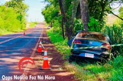 CASAL DE BRASIGUAYOS MUERE al chocar su VEHÍCULO contra un ÁRBOL en la región fronteriza.
