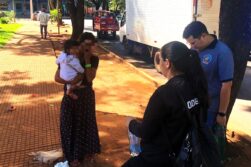 Aseguran que si DEJAN de ROBAR en la comuna de CDE, el dinero alcanza para ASISTIR a NIÑOS indígenas explotados en las CALLES.