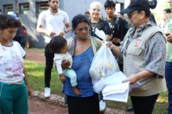 Gobernador de Alto Paraná quiere solucionar PROBLEMA SOCIAL de NATIVOS con BOLSITAS de alimentos