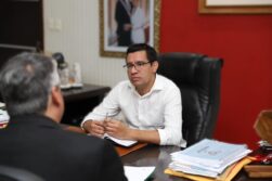 Gobernador PROTEGE a constructor BORRACHO, quien sigue en terminar edificio del Centro Regional de Mujeres.