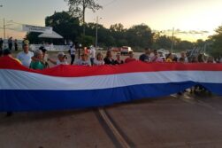 En FRANCO no se DECIDEN; un grupo de POBLADORES no quiere que se siga USANDO el Puente de la Integración, y el intendente quiere lo CONTRARIO.