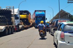 Cómo se GENERA el CAOS en el Puente de la Amistad con CAMIONES de gran porte.